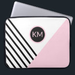 Moderne Retro Geometric Pop Art und Monogram Laptopschutzhülle<br><div class="desc">Die moderne,  geometrische Struktur des Pops mit Retro-Ambiente,  der vorwärts-Laptop-Mantel,  hat schwarze Streifen und rosa Farbblöcke mit einem markanten,  passenden runden Rahmen,  der Ihr Monogramm umgibt. Personalisieren Sie die Textvorlage mit Ihrem Monogramm. In diesem stilvollen Design sind weitere passende Büroprodukte und technisches Zubehör erhältlich.</div>