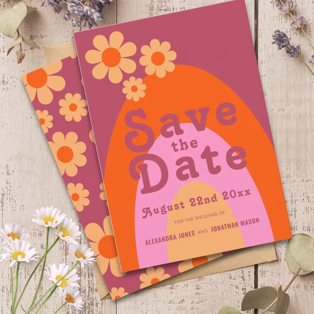 Moderne Retro-Hochzeit Save The Date (Retro daisy arch pink and orange groovy typography wedding save the date)