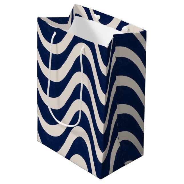 Moderne Retro Summer Blue Waves Streifen Mittlere Geschenktüte (Vorderseite Schrägansicht)