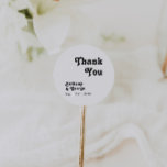 Moderne Retrobriefe Danke Gastgeschenk Hochzeit Runder Aufkleber<br><div class="desc">Dieses moderne Retro-Zeichen dankt Ihnen Gastgeschenk Hochzeit Classic Rundaufkleber ist perfekt für Ihre einzigartige, trendige Vintage böhmische Sommerhochzeit. Die Schrift ist ein stilvoller, schwarzer, schicker 70er Jahre Schriftart, der dieses Design klassische minimalistische Hippie-Villen verleiht. Sie können eigene Grafiken oder Bilder hinzufügen, wenn Sie gewollt haben, um sie anzupassen. Gerne stehen...</div>