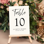 Moderne Rezeption für Cremes Tischnummer<br><div class="desc">Modernes,  helles Hochzeitszeichen mit der Tischnummer "Tisch" in einem schicken Drehbuch,  die Tischnummer in eleganter Serifentypografie,  und Ihre Namen und Empfang Datum in einfacher Typografie. Erstellen Sie jede Tischnummer und fügen Sie eine nach der anderen in Ihren Warenkorb,  dann Karo aus,  sobald alle Zahlen in Ihrem Warenkorb sind.</div>