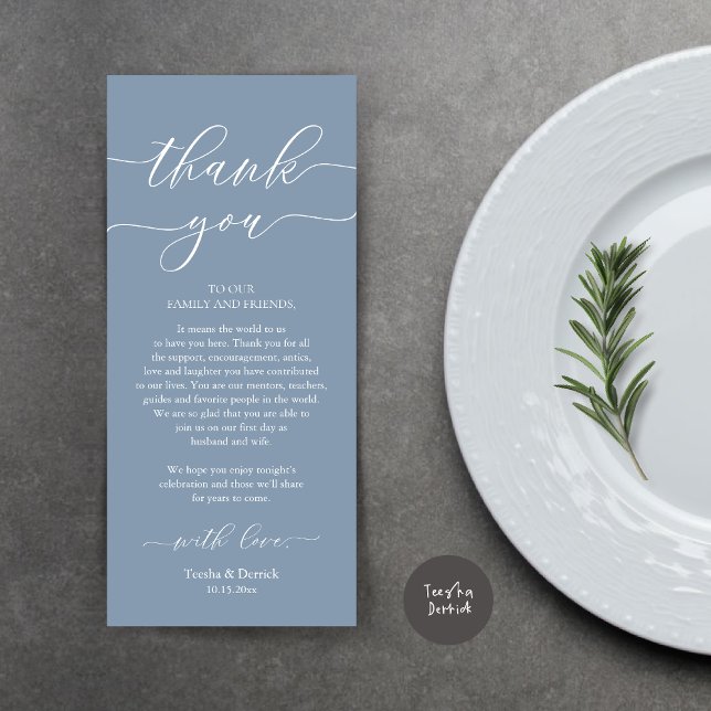 Moderne Romantische Dinner Place Einstellung Danke Programm (Wedding Dinner Place Setting Thank You Card, Plate Decoration, Modern Script, in Dusty Blue)