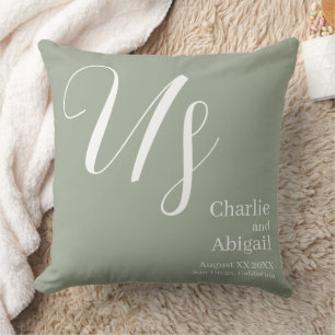 Moderne romantische Hochzeit auf Sage Green Kissen