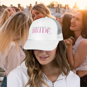 Moderne rosa Braut-Rolle im Brautparty-Outfit Truckerkappe