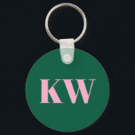 Moderne rosa grüne Monogramm-Initialen personalisi Schlüsselanhänger<br><div class="desc">Dieser personalisierte Schlüsselanhänger zeigt fette Serif-Initialen in sanftem Rosa auf grünem Hintergrund.</div>