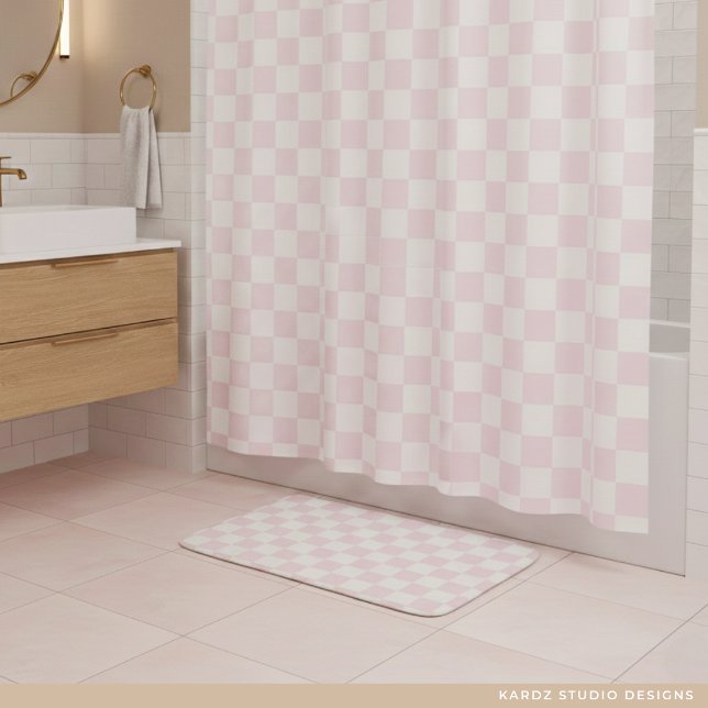 Moderne rosa karierte Muster Badematte (Shower curtain sold separately. )
