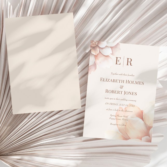 Moderne Rosa Mousse Petals Monogram Wedding Einladung (Modern Blush Pink Mousse Petals Monogram Wedding Invitation on a sunny neutral dry palm leaf.)