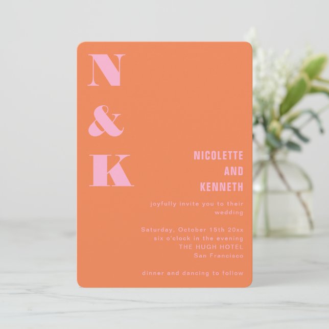 Moderne rosa-orange Monogramm-Initialen Hochzeit Einladung (Stehend Vorderseite)