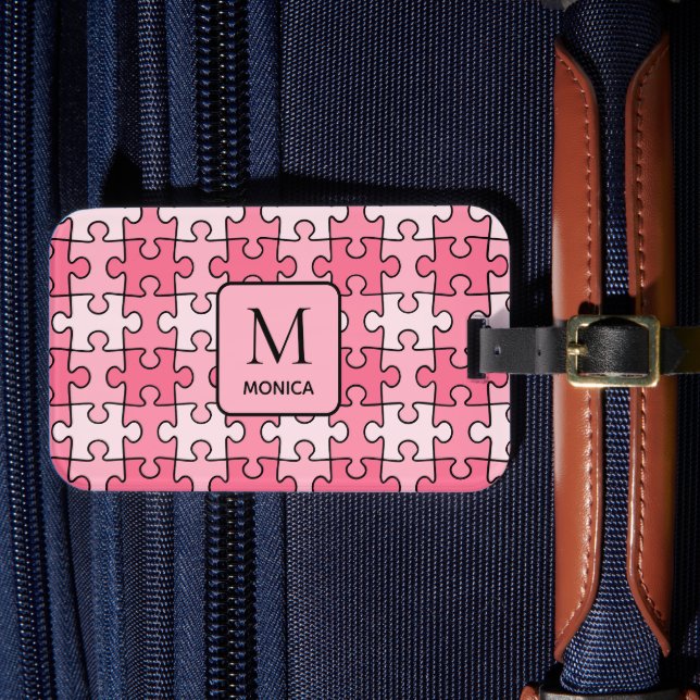 Moderne rosa Puzzleteile Monogramm Gepäckanhänger (Vorderseite Insitu 4)