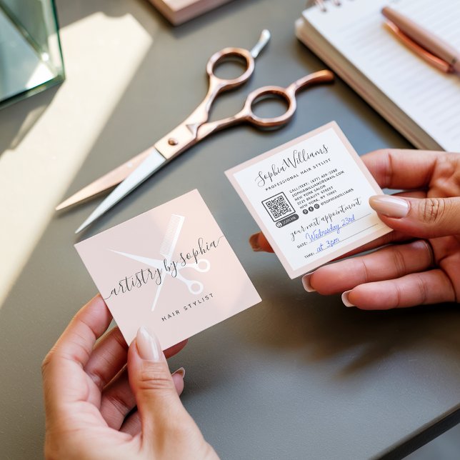 Moderne Rosa-Schere Skript Haarstylistin Quadratische Visitenkarte (Modern blush pink scissors script hair stylist)