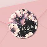 Moderne rosa Schwarze Flora Hochzeit Runder Aufkleber<br><div class="desc">Niedliches und schlichtes modernes Hochzeitsdesign in Schwarz-Weiß-Blume. Klassisch aber skurril mit schwarz, grau und cremefarbenen Blume mit schwarzen Schriftart und modernen Schriftzeichen. Bearbeiten Sie den gesamten Text zu Ihren eigenen Informationen. Sie können sogar die Hintergrundfarbe auf alles ändern, was Sie gewollt haben! Ich habe auch andere ähnliche Stile in diesem...</div>