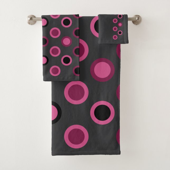 Moderne rosa, schwarze und graue Punkte im Mittela Badhandtuch Set (Insitu)