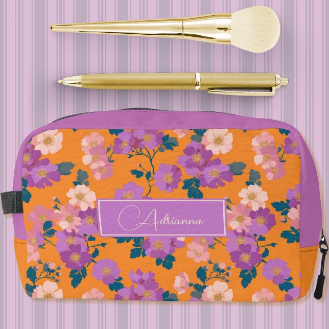 Moderne rosa und violette Blüten auf Orange Waschbeutel (Von Creator hochgeladen)