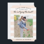 Moderne rosa und weiße Streifen | FOTO SAVE THE DA Date<br><div class="desc">Moderne rosa und weiße Streifen | Foto Speichern Sie die Datumskarten</div>