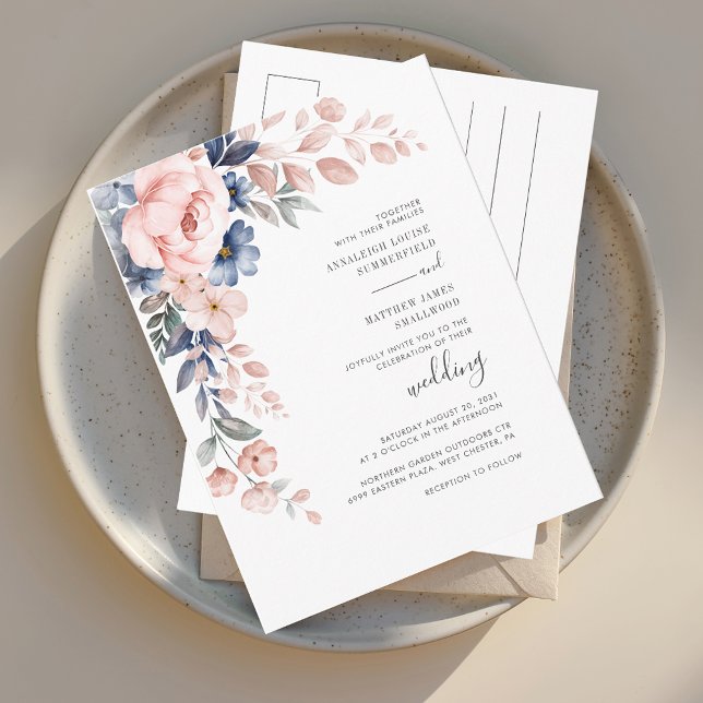 Moderne rosafarbene Blütenhochzeit Einladungspostkarte (Blush Pink Floral Watercolor Script Wedding Invitation Postcard)