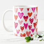 Moderne, rosafarbene Herzmuster Kaffeetasse<br><div class="desc">Moderne moderne Herzmuster in Rot,  Rosa und Orange. Helles Design. Originelle Kunst von Nic Squirrell.</div>