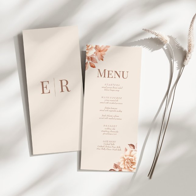 Moderne Rose Gold Floral Monogram Wedelkarte Menükarte (Modern Rose Gold Floral Monogram Wedding Menu Card on a sunny white table.)