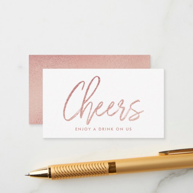 Moderne Rose Gold Foil Script "Cheers" Drink Ticke Begleitkarte (Vorderseite/Rückseite Beispiel)