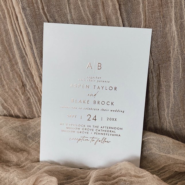 Moderne Rose Gold Foil Script Monogram Wedding Folieneinladung (Von Creator hochgeladen)