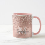 Moderne Rose Gold Glitzer Confetti Mit Monogramm Tasse<br><div class="desc">Moderne, mädchenhafte Rose Gold Glitzer Konfetti und Rose Goldfolie Name und mit Monogramm Tasse. Dieses feminine Design mit rosa Rosa Rosa Gold Glitzer funkeln Konfetti Rahmen auf Imitat rosa goldenen Hintergrund. Sie können mit Ihrem Monogramm Initial und Name in einem hübschen handgeschriebenen Stil Schriftart Skript personalisiert werden. Perfektes weibliches Geschenk....</div>