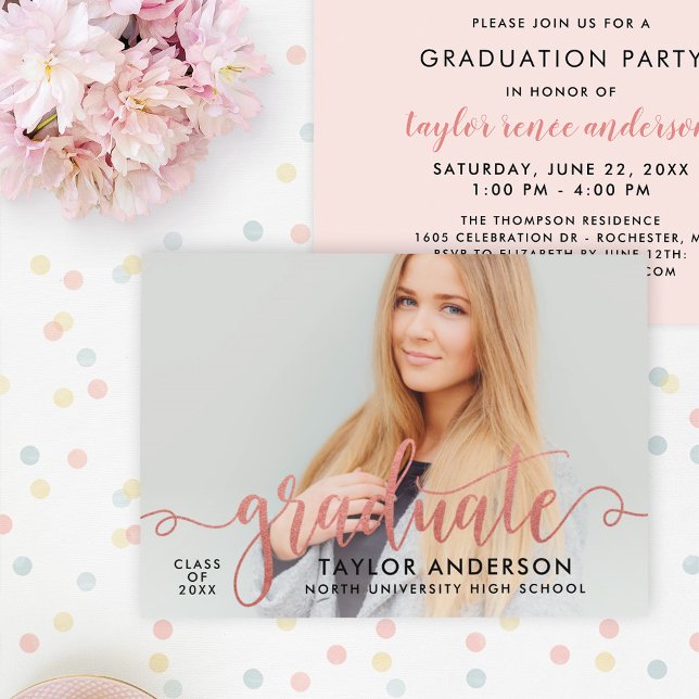 Moderne Rose Gold Script Graduate Foto Abschluss Einladung (Von Creator hochgeladen)
