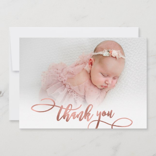 Moderne Rose Gold Script Neues Baby Foto Vielen Da Dankeskarte (Vorderseite)