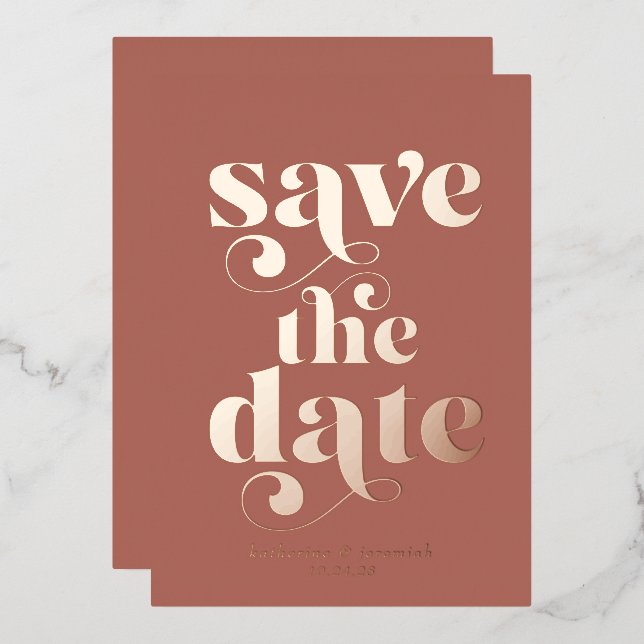 Moderne Rose Goldfohlen Typografie Save the Date Folieneinladung (Vorderseite/Rückseite)