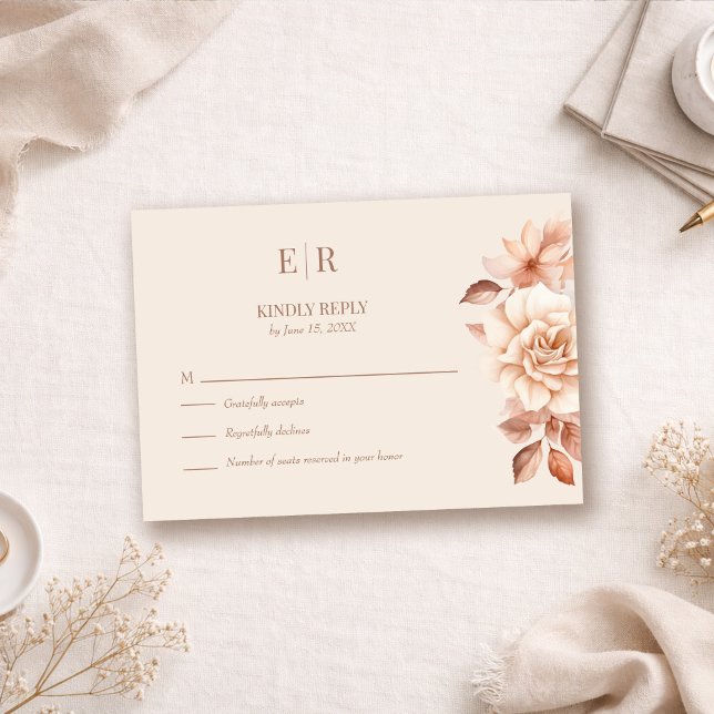 Moderne Roségoldene Blumenmonogramm-Hochzeits-RSVP RSVP Karte (Modern Rose Gold Floral Monogram Wedding RSVP Card on a neutral boho table with botanicals)