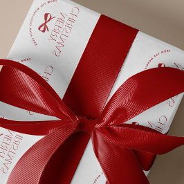 Moderne rote Geschenkverpackung zu Weihnachten Satinband