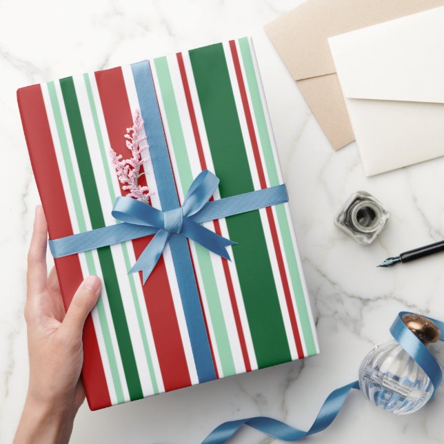 Moderne rote, grüne, weiße Weihnachtsstreifen Geschenkpapier (Schenken)