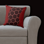 Moderne rote, schwarze Wabenmuster Kissen<br><div class="desc">Das zerrissene, moderne Rot-, Schwarz-Wabenmuster Kissen ist Teil der - Red Wall Art and Wohngestaltung - Kollektion. Das Oberflächenmuster erlaubt die Anpassung der Farben. Folgen Sie dem Link - Bearbeiten mit dem Design-Tool - um eine Füllfarbe und die Formen und Musterfarben auszuwählen, um ein personalisiertes Geschenk zu erstellen. Für benutzerdefinierte...</div>