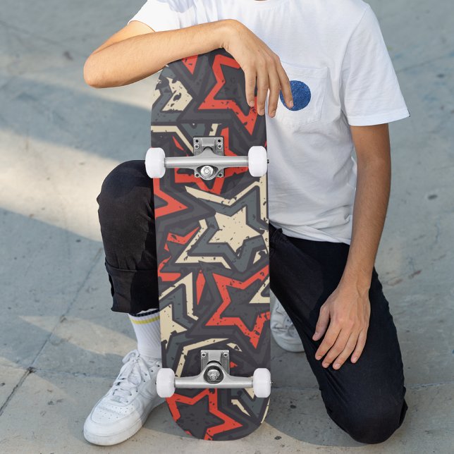 Moderne Rote Stars Cooles Grunge-Muster Skateboard (Von Creator hochgeladen)