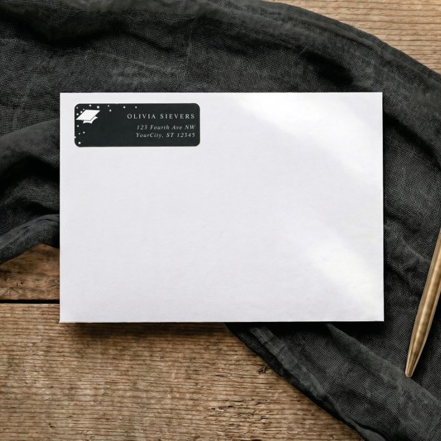 Moderne Rücksendeadresse in Schwarz-Weiß zur Absch (Modern graduation address labels with graduation cap and star accents)
