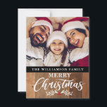 Moderne Rustikale Holz Familie Foto Weihnachtskart Feiertagskarte<br><div class="desc">Moderne Rustic Wood Family Foto Weihnachtskarte - Was für eine schöne Art, Ihren Urlaub in dieser Saison zu versenden. Ihr liebstes Foto ist auf dieser ganz besonderen Weihnachtskarte zu sehen, und die Karte ist mit Ihrem Familiennamen personalisiert und froh Weihnachten in hübscher, moderner Schrift Typografie, und ist mit Holz akzentriert....</div>
