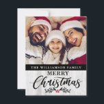 Moderne Rustikale Holz Familie Foto Weihnachtskart Feiertagskarte<br><div class="desc">Moderne Rustic Wood Family Foto Weihnachtskarte - Was für eine schöne Art, Ihren Urlaub in dieser Saison zu versenden. Ihr liebstes Foto ist auf dieser ganz besonderen Weihnachtskarte zu sehen, und die Karte ist mit Ihrem Familiennamen personalisiert und froh Weihnachten in hübscher, moderner Schrift Typografie, und ist mit Holz akzentriert....</div>