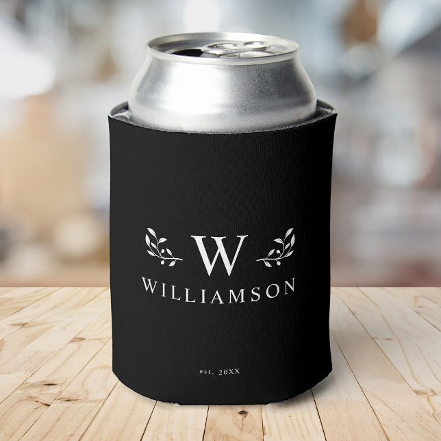 Moderne rustikale Monogramm benutzerdefinierter Fa Dosenkühler (silver can sits in a black can cooler with "WILLIAMSON" and a "W" monogram in elegant white text. )