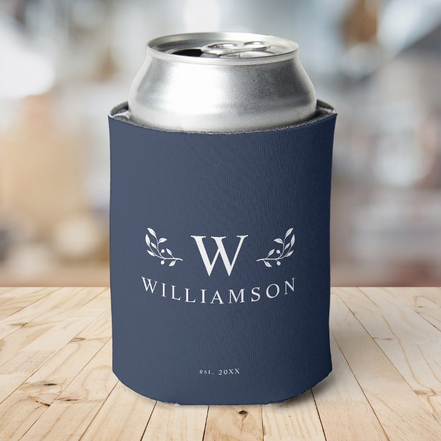 Moderne rustikale Monogramm benutzerdefinierter Fa Dosenkühler (silver can sits in a blue can cooler with "WILLIAMSON" and a "W" monogram in elegant white text. )