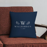 Moderne rustikale Monogramm benutzerdefinierter Fa Kissen<br><div class="desc">Moderner rustikaler Monogramm individuelle Name,  frisch vermählt Kissen mit Ihrem Familiennamen und erste sowie wir Jahr etabliert,  umgeben von whimsical Branch Illustrationen. Dieses Minimalistische,  einfache und stilvolle,  dunkelmarineblaue Familienkissen ist ein vollkommenes,  gemütliches Hochzeitsgeschenk!</div>