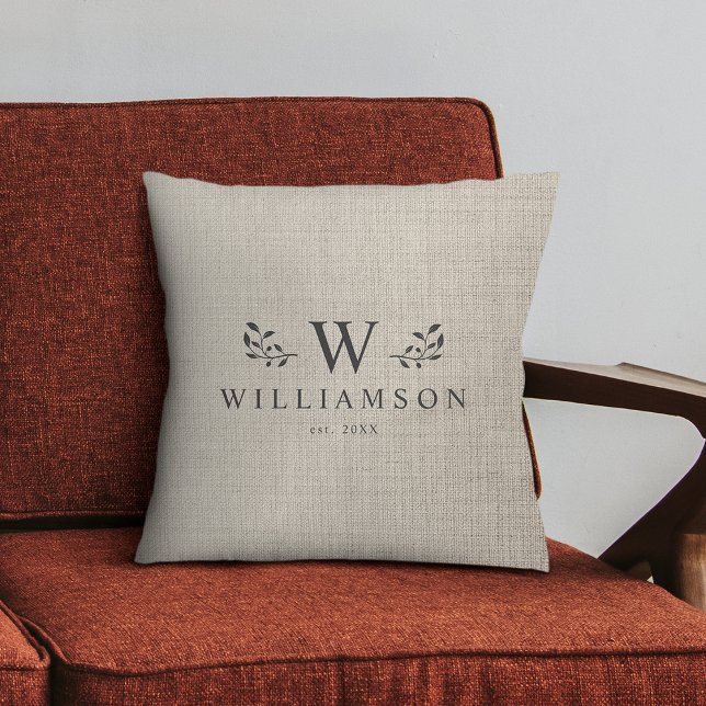 Moderne rustikale Monogramm-Familienname Kissen (Cuddle up in style! Our modern rustic monogram pillow, custom family charm on printed linen.)