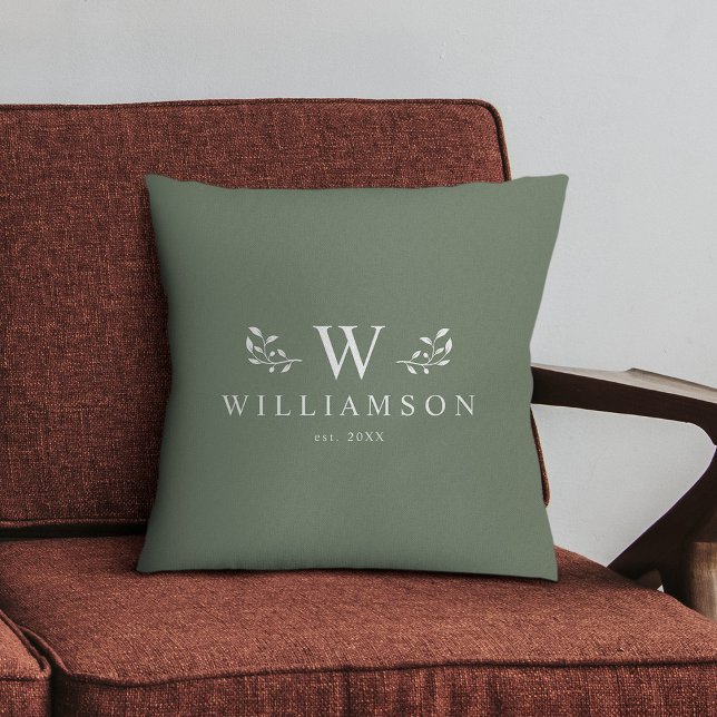 Moderne, rustikale Monogramm-Gruppe mit benutzerde Kissen (Minimalist, simple, and stylish, this dusty sage green family pillow is a perfect cozy wedding gift!)