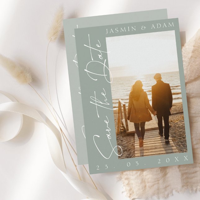 Moderne Sage Green Script Foto Hochzeit Save The Date (Von Creator hochgeladen)