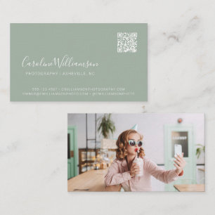 Moderne Sage Green Script Foto QR Code Trendy Visitenkarte