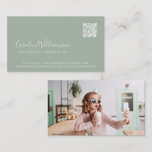 Moderne Sage Green Script Foto QR Code Trendy Visitenkarte (Vorne/Hinten)
