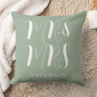 Moderne Sage-Grün Mr und Mrs Script Hochzeit Kissen