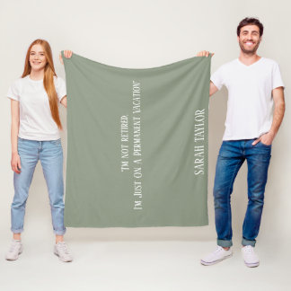 Moderne Sage-Grün-Spruch-Ruhestand-Name-Monogramm Fleecedecke