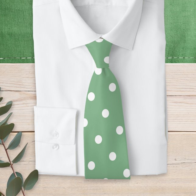 Moderne Salbeigrün-weiß gepunktetes Muster Krawatte (A light green tie with white polka dot pattern)