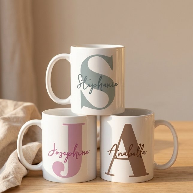 Moderne Salbeigrüne Anfangsbuchstabe Brautjungfer  Kaffeetasse (Custom Teacher Appreciation Gift | Birthday Gift for Best Friend | Custom Initial Mug Gift for Her)