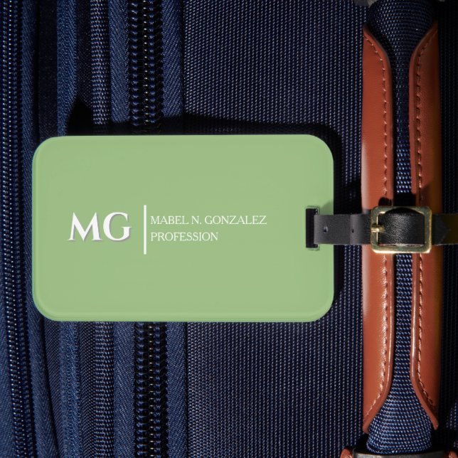 Moderne Salbeigrüne Trendige Stylische Monogramm Gepäckanhänger (Vorderseite Insitu 4)