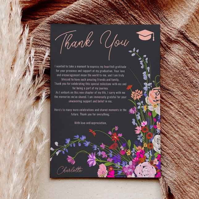 Moderne schicke Blume schreiben dunklen Abschluss Dankeskarte (Modern chic wild flowers script dark graduation thank you card)