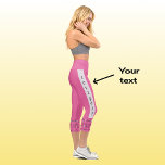 Moderne schicke Golftext-Muster pink Capri Leggings<br><div class="desc">Leggings in Rosa für einen begeisterten Golfer. Das gewagte geometrische Muster am Fuß der Beine entsteht aus Golfschlägern und Golfbällen auf rosa Untergrund. Hell und fröhlich. Der Text auf der Seite jedes Beins ist schwarz auf einem silbergrauen Streifen und kann mit Ihrer bevorzugten Beschriftung angepasst werden - je nach Wunsch...</div>